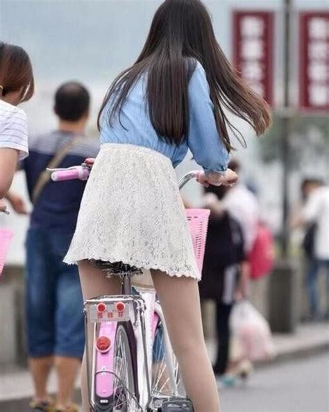 街拍美女：美女穿裙子骑单车，还有女人穿着浴巾就出来逛街了街拍美女妹子新浪新闻