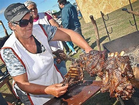 El asado de cordero al palo es la tradición en Navidad y Año Nuevo en