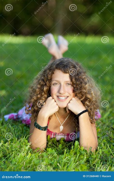 Adolescente Feliz Que Encontra Se Na Grama Foto De Stock Imagem De