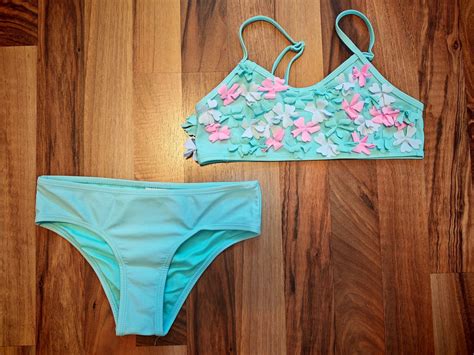 Turkos bikini med blommor stl 122 128 Köp på Tradera 681864224