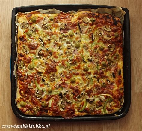 Pizza Z Boczkiem Pieczarkami I Papryk Kuchnia W Kolorach Lata