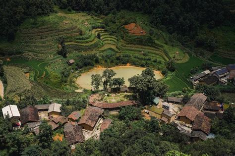 Dann Ist Das Dorf Pa Wie Ein M Rchen Am Fu E Des Fahnenmastes In Ha