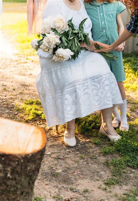 Grand mère Femme Agée Reposant Et étreignant Sa Petite fille Fille Et