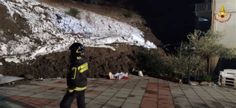 Basilicata Frana Muro Di Sostegno Abitazioni Evacuate Le Foto