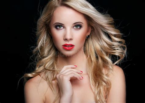 Portrait De La Belle Blonde Dans Le Studio Image Stock Image Du Frais