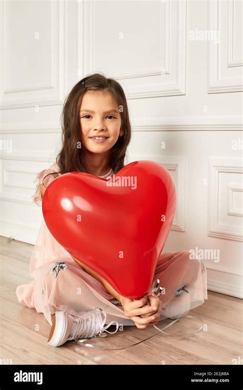 Petite Fille Avec Coeur De Ballon Banque De Photographies Et Dimages à