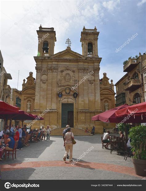 Tourists to St Georges square and Bascilica — Stock Editorial Photo