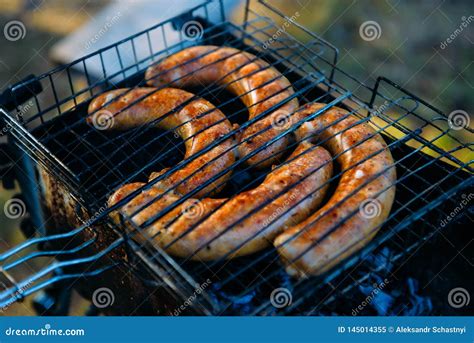 Tir Naturel De Griller Des Saucisses Sur Le Gril De Barbecue Bbq Dans