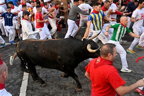 Održana trka s bikovima u Pomploni učestvovali i turisti iz cijelog