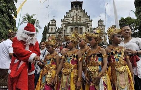 Daftar Tradisi Natal Di Indonesia Dari Wayang Kulit Hingga Ngejot Dan