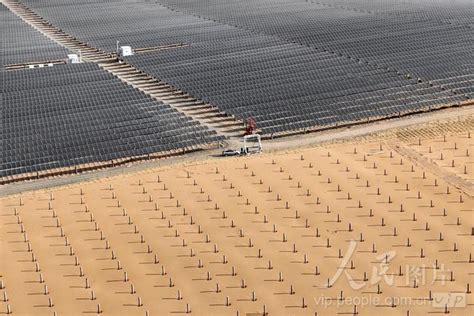 宁夏中卫：腾格里沙漠光伏建设正酣 人民图片网