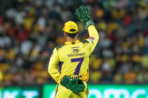 MS Dhoni S Inspiring Gesture Before Knee Surgery Leaves Fans In Awe