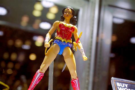 NYCC 2019 Mezco One 12 Collective Wonder Woman Classic Edition The