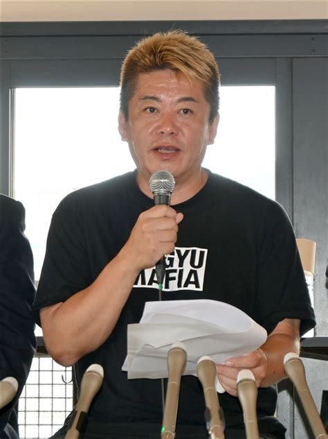 記者会見で事業内容などについて語る堀江貴文氏＝22日、北九州市 「ポテンシャルあるのにもったいない」クロスエフエム参画の堀江氏、北九州市で