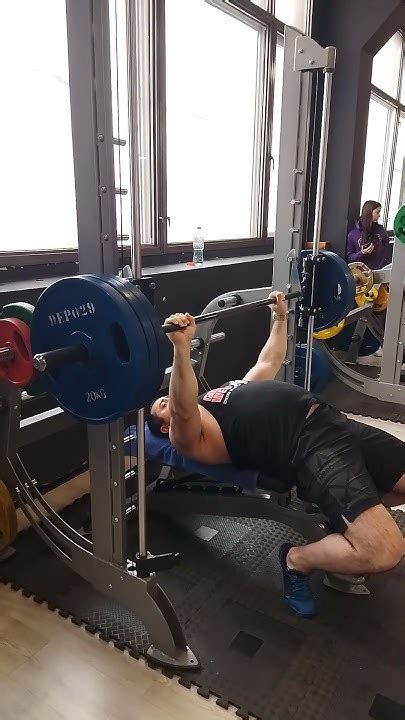 Жим лежа в смите 135 кг. #gym #training #жим #жимлёжа #тренажер #смит # ...