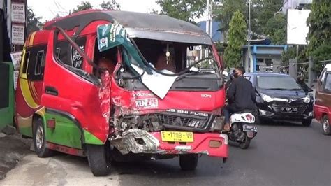 Laka Lantas Sumedang Elf Tabrak Tiga Motor Di Tanjungsari Dua Pemotor