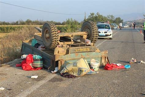 İzmir de feci ölümlü kaza Kamyon traktöre çarptı