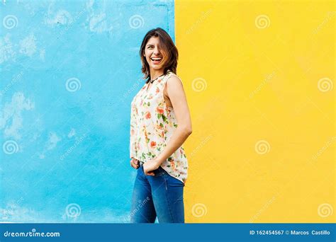 Retrato De Mexicana Latina Joven Feliz En México Hispana Mujer Imagen de archivo Imagen de