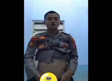 Gosumbar Sosok Pria Berseragam Polisi Melakukan Onani Saat Vcs