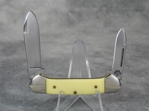 How much is 2000 Case 32132 CV Yellow Butterbean Canoe worth? | iGuide