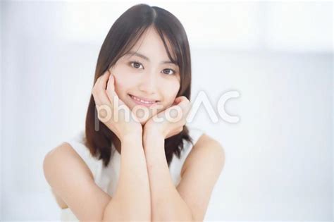 頬杖をしてニッコリする女性 No 22857044｜写真素材なら「写真ac」無料（フリー）ダウンロードok