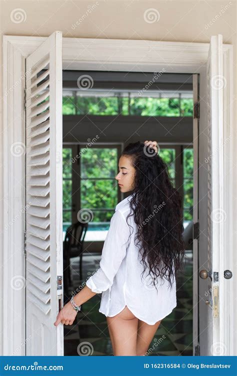 Mooie Vrouw In De Buurt Van Een Witte Deur In De Zwarte Lingerie Goedemorgen Stock Foto Image