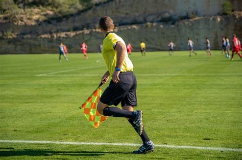 Rbitro Asistente En Un Partido De F Tbol Viendo El Partido Foto Premium