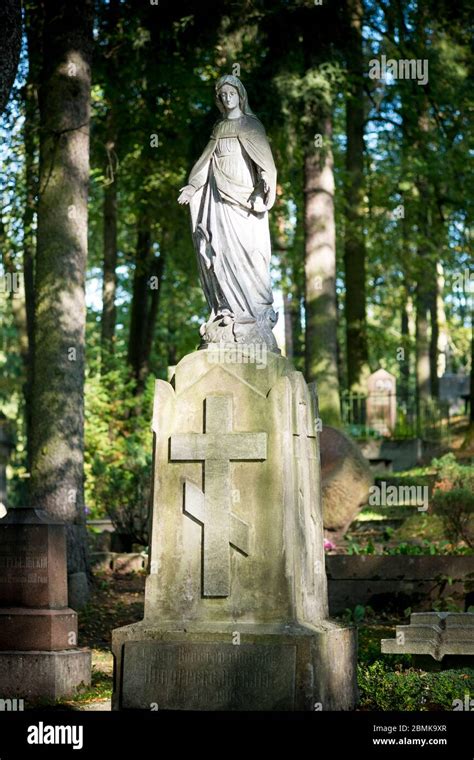 Une Statue De La Vierge Marie Sur Une Tombe Avec Une Croix Orthodoxe