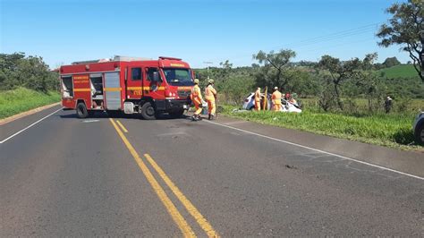 Tr S Pessoas Morrem Em Acidente Entre Carro E Caminhonete Na Mgc Em