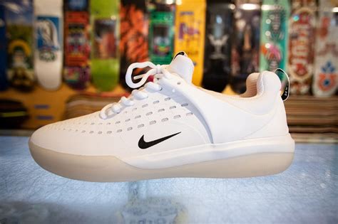 Oskuld Medeltida Konservativ Nyjah Huston Nike Sko Söta Kläder Äggplanta