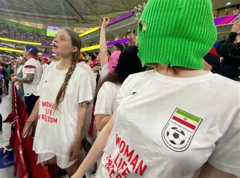 Pussy Riot protestiert bei Fußball WM für Frauen im Iran Fußball