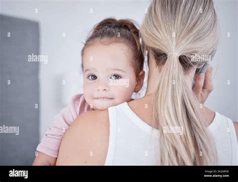 Mère tenant une petite fille Banque de photographies et dimages à