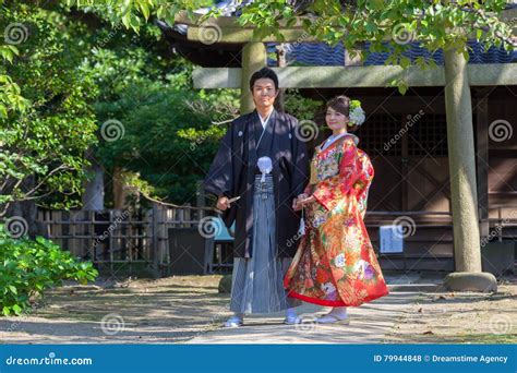 Pares Japoneses En Vestidos De Boda Tradicionales Foto De Archivo