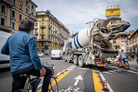 Milano cresce l allarme mobilità un ciclista urbano su cinque