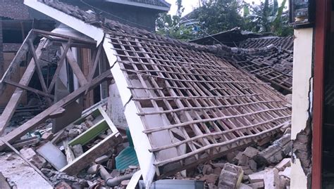 Gempa Di Malang Rumah Sanusi Roboh Dan Tujuh Rumah Lainnya Di Dampit