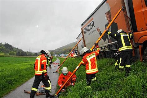 Blumberg B 27 bei Blumberg wieder für den Verkehr freigegeben Kran