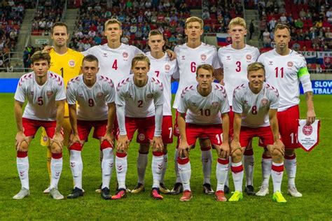 El lío que tiene a la selección danesa jugando con futbolistas amateur y de fútbol sala La Tercera