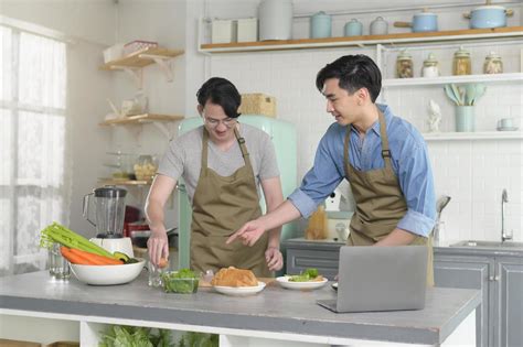 Jeune Couple Gay Souriant Cuisinant Ensemble Dans La Cuisine La Maison Lgbtq Et Concept De
