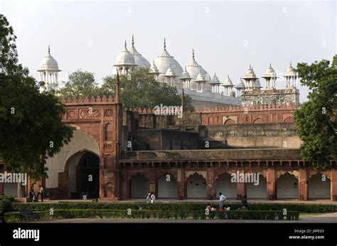 Moti masjid agra hi-res stock photography and images - Alamy