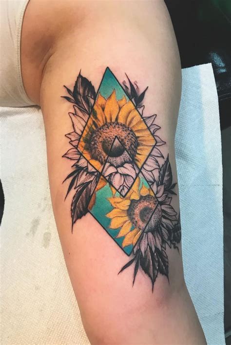 Geometric Sunflower Tattoo © Tattoo Artist Fredricktattoos 💗🌻💗🌻💗🌻💗🌻💗 Colorful Sleeve Tattoos