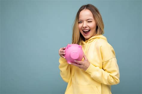 Portrait d une adorable jeune femme blonde sexy souriante positive avec des émotions sincères
