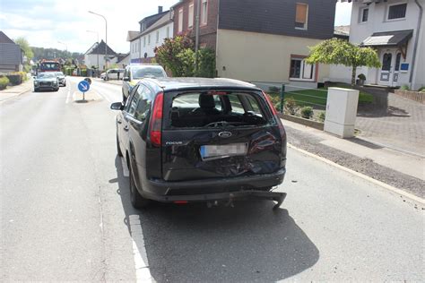 POL RBK Kürten Zweiradfahrer fährt Pkw auf und verletzt sich dabei