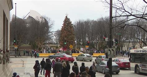 The Millennium Park Christmas tree still draws crowds - CBS Chicago