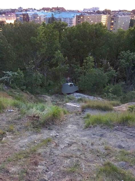 Äventyrligt par har sex i bilen i centrala Stockholm slutar i total katastrof