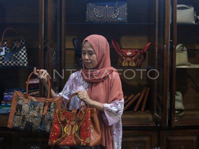 PRODUKSI KERAJINAN TAS BATIK ANTARA Foto