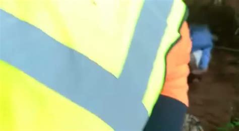 VÍDEO Mulher tem cabeça e vagina arrancadas facão no matagal