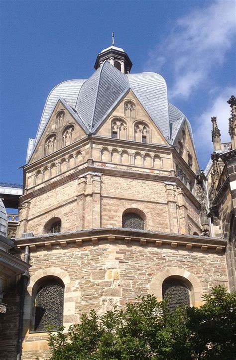 Vista exterior de la Capilla palatina El edificio está inspirado en la