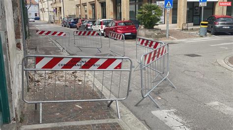 Cadono Calcinacci Da Una Palazzina Fatiscente Chiusa Una Strada A