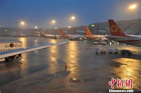 成都双流机场遭雷雨袭击 6000旅客滞留机场双流机场航班滞留机场新浪新闻