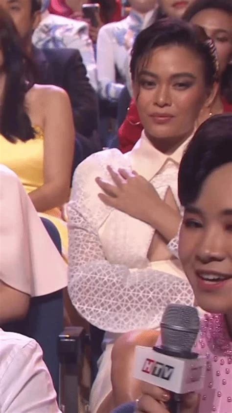 Hot girl trà sữa diện váy thiếu trên hụt dưới phải vất vả che chắn giữa bao người